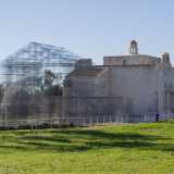 La Basilica di Santa Maria Maggiore si trova poco fuori il centro abitato di Siponto. Basta superare l�ingresso per ritrovarsi davanti alle candide mura della chiesa, accanto alla quale � presente una curiosa installazione...